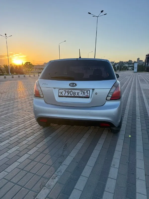Kia rio 2010 год, 1.4 автомат, комплектация
Prestige. Надежный кореец. Цена 525💵
Машина рабочая, катаюсь каждый день.
По технической части машина в хорошем состоянии. Недавно был сделан капитальный ремонт двигателя, обслужена ходовая часть.
Автомат работает корректно. Машина на уверенном ходу, сел и поехал. Масло не есть.
Капремонт был на 160 тысяч, сделали качественно. Ходовая менялась в этом году; задние барабаны, рулевая рейка (не китай), рычаги, стабилизаторы, наконечники и т. Д.
По кузову есть возрастные и косметические моменты, машина не новая, поэтому внешний вид без идеала. По вложениям до идеального состояния 150-200 если делать качественно. По дефектам : замят капот, повреждена дверь (открывается и закрывается без проблем), рыжик (ремонтируемый ), фары под замену, стоят хорошие лэды (освещают дорогу хорошо)
По электроники все работает, кондиционер и печка без нареканий, музыка штатная, все кнопки работают.
Горит чек - это катализатор (вторая лямбда), кат не
📞 Звоните: +7(928)9569026 - фотография - 3