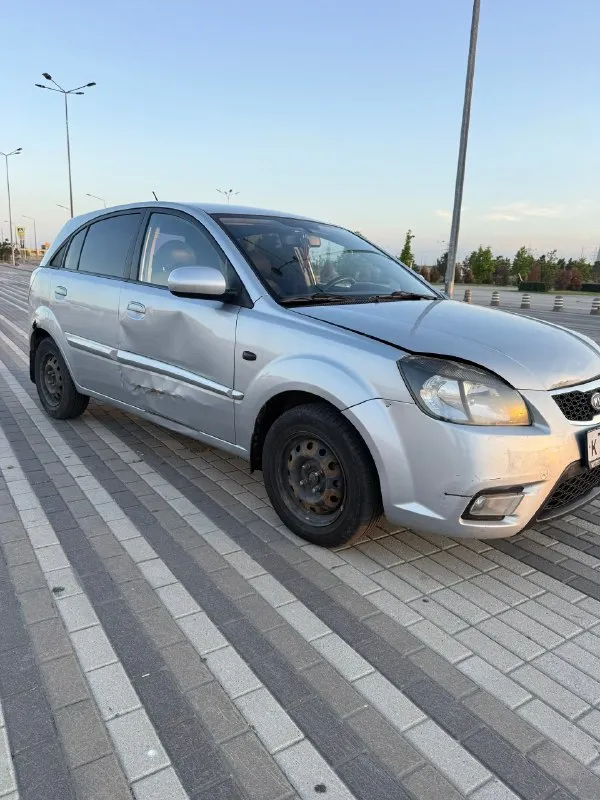 Kia rio 2010 год, 1.4 автомат, комплектация
Prestige. Надежный кореец. Цена 525💵
Машина рабочая, катаюсь каждый день.
По технической части машина в хорошем состоянии. Недавно был сделан капитальный ремонт двигателя, обслужена ходовая часть.
Автомат работает корректно. Машина на уверенном ходу, сел и поехал. Масло не есть.
Капремонт был на 160 тысяч, сделали качественно. Ходовая менялась в этом году; задние барабаны, рулевая рейка (не китай), рычаги, стабилизаторы, наконечники и т. Д.
По кузову есть возрастные и косметические моменты, машина не новая, поэтому внешний вид без идеала. По вложениям до идеального состояния 150-200 если делать качественно. По дефектам : замят капот, повреждена дверь (открывается и закрывается без проблем), рыжик (ремонтируемый ), фары под замену, стоят хорошие лэды (освещают дорогу хорошо)
По электроники все работает, кондиционер и печка без нареканий, музыка штатная, все кнопки работают.
Горит чек - это катализатор (вторая лямбда), кат не
📞 Звоните: +7(928)9569026 - фотография - 4