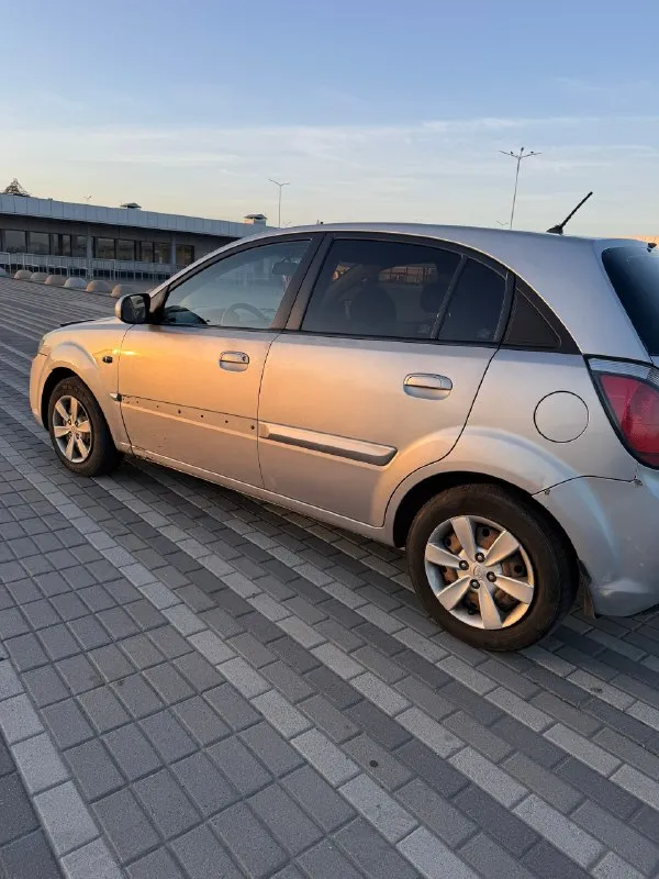 Kia rio 2010 год, 1.4 автомат, комплектация
Prestige. Надежный кореец. Цена 525💵
Машина рабочая, катаюсь каждый день.
По технической части машина в хорошем состоянии. Недавно был сделан капитальный ремонт двигателя, обслужена ходовая часть.
Автомат работает корректно. Машина на уверенном ходу, сел и поехал. Масло не есть.
Капремонт был на 160 тысяч, сделали качественно. Ходовая менялась в этом году; задние барабаны, рулевая рейка (не китай), рычаги, стабилизаторы, наконечники и т. Д.
По кузову есть возрастные и косметические моменты, машина не новая, поэтому внешний вид без идеала. По вложениям до идеального состояния 150-200 если делать качественно. По дефектам : замят капот, повреждена дверь (открывается и закрывается без проблем), рыжик (ремонтируемый ), фары под замену, стоят хорошие лэды (освещают дорогу хорошо)
По электроники все работает, кондиционер и печка без нареканий, музыка штатная, все кнопки работают.
Горит чек - это катализатор (вторая лямбда), кат не
📞 Звоните: +7(928)9569026 - фотография - 5