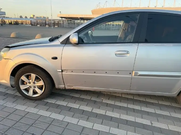 Kia rio 2010 год, 1.4 автомат, комплектация
Prestige. Надежный кореец. Цена 525💵
Машина рабочая, катаюсь каждый день.
По технической части машина в хорошем состоянии. Недавно был сделан капитальный ремонт двигателя, обслужена ходовая часть.
Автомат работает корректно. Машина на уверенном ходу, сел и поехал. Масло не есть.
Капремонт был на 160 тысяч, сделали качественно. Ходовая менялась в этом году; задние барабаны, рулевая рейка (не китай), рычаги, стабилизаторы, наконечники и т. Д.
По кузову есть возрастные и косметические моменты, машина не новая, поэтому внешний вид без идеала. По вложениям до идеального состояния 150-200 если делать качественно. По дефектам : замят капот, повреждена дверь (открывается и закрывается без проблем), рыжик (ремонтируемый ), фары под замену, стоят хорошие лэды (освещают дорогу хорошо)
По электроники все работает, кондиционер и печка без нареканий, музыка штатная, все кнопки работают.
Горит чек - это катализатор (вторая лямбда), кат не
📞 Звоните: +7(928)9569026 - фотография - 6