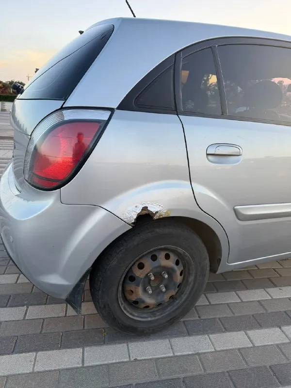 Kia rio 2010 год, 1.4 автомат, комплектация
Prestige. Надежный кореец. Цена 525💵
Машина рабочая, катаюсь каждый день.
По технической части машина в хорошем состоянии. Недавно был сделан капитальный ремонт двигателя, обслужена ходовая часть.
Автомат работает корректно. Машина на уверенном ходу, сел и поехал. Масло не есть.
Капремонт был на 160 тысяч, сделали качественно. Ходовая менялась в этом году; задние барабаны, рулевая рейка (не китай), рычаги, стабилизаторы, наконечники и т. Д.
По кузову есть возрастные и косметические моменты, машина не новая, поэтому внешний вид без идеала. По вложениям до идеального состояния 150-200 если делать качественно. По дефектам : замят капот, повреждена дверь (открывается и закрывается без проблем), рыжик (ремонтируемый ), фары под замену, стоят хорошие лэды (освещают дорогу хорошо)
По электроники все работает, кондиционер и печка без нареканий, музыка штатная, все кнопки работают.
Горит чек - это катализатор (вторая лямбда), кат не
📞 Звоните: +7(928)9569026 - фотография - 8