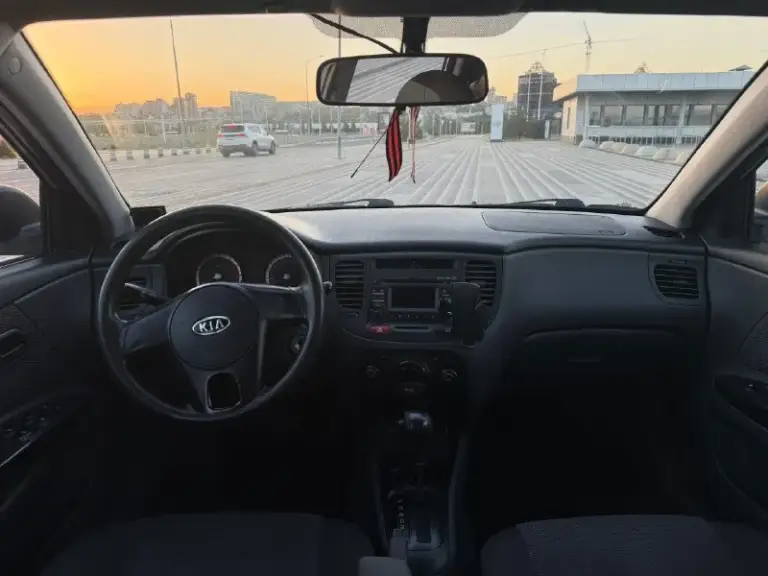 Kia rio 2010 год, 1.4 автомат, комплектация
Prestige. Надежный кореец. Цена 525💵
Машина рабочая, катаюсь каждый день.
По технической части машина в хорошем состоянии. Недавно был сделан капитальный ремонт двигателя, обслужена ходовая часть.
Автомат работает корректно. Машина на уверенном ходу, сел и поехал. Масло не есть.
Капремонт был на 160 тысяч, сделали качественно. Ходовая менялась в этом году; задние барабаны, рулевая рейка (не китай), рычаги, стабилизаторы, наконечники и т. Д.
По кузову есть возрастные и косметические моменты, машина не новая, поэтому внешний вид без идеала. По вложениям до идеального состояния 150-200 если делать качественно. По дефектам : замят капот, повреждена дверь (открывается и закрывается без проблем), рыжик (ремонтируемый ), фары под замену, стоят хорошие лэды (освещают дорогу хорошо)
По электроники все работает, кондиционер и печка без нареканий, музыка штатная, все кнопки работают.
Горит чек - это катализатор (вторая лямбда), кат не
📞 Звоните: +7(928)9569026 - фотография - 9