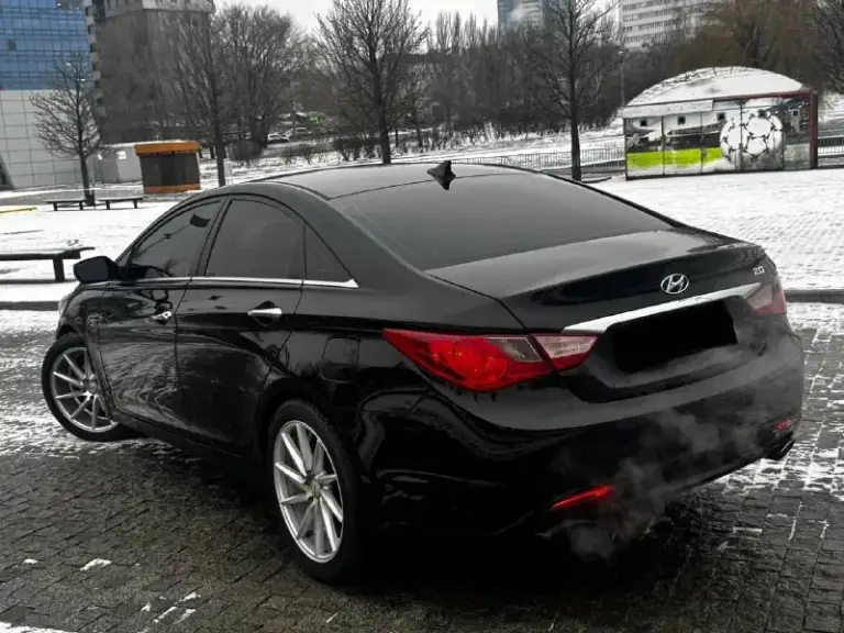 В продаже hyundai sonata 2011 года выпуска.

Автомобиль весь в родном окрасе! Морда в бронепленке. Много доработок по машине!

Мотор 2.0 турбо, новый на гарантии обкатку прошел работает отлично, не-очень троит и не дымит. Едет очень бодро! Коробка автомат, сделана капитала переключает без проблем, без пинков и рывков. Установлена хорошая музыка с сабом. 3 пары 20-х динамиков. Играет очень хорошо. Также установлены оригинальные r19 диски vossen перешитый салон в кожу. Крыша в чёрный замш.

Осмотр центр донецка

🔥Цена 980 ₽, возможен торг у автомобиля ! 🔥

☎️ +7 (949)0493582 +79896372576Макс - фотография - 2