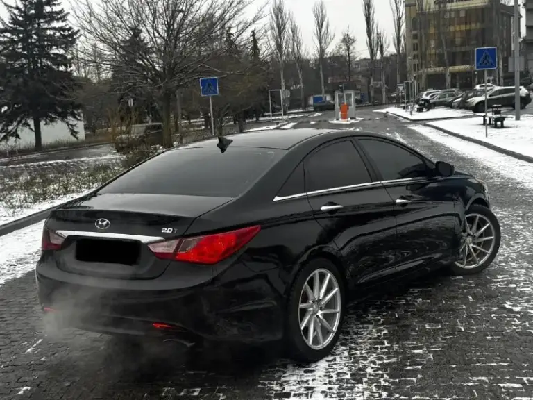 В продаже hyundai sonata 2011 года выпуска.

Автомобиль весь в родном окрасе! Морда в бронепленке. Много доработок по машине!

Мотор 2.0 турбо, новый на гарантии обкатку прошел работает отлично, не-очень троит и не дымит. Едет очень бодро! Коробка автомат, сделана капитала переключает без проблем, без пинков и рывков. Установлена хорошая музыка с сабом. 3 пары 20-х динамиков. Играет очень хорошо. Также установлены оригинальные r19 диски vossen перешитый салон в кожу. Крыша в чёрный замш.

Осмотр центр донецка

🔥Цена 980 ₽, возможен торг у автомобиля ! 🔥

☎️ +7 (949)0493582 +79896372576Макс - фотография - 4