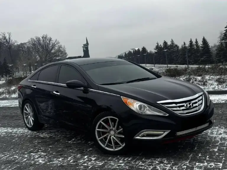 В продаже hyundai sonata 2011 года выпуска.

Автомобиль весь в родном окрасе! Морда в бронепленке. Много доработок по машине!

Мотор 2.0 турбо, новый на гарантии обкатку прошел работает отлично, не-очень троит и не дымит. Едет очень бодро! Коробка автомат, сделана капитала переключает без проблем, без пинков и рывков. Установлена хорошая музыка с сабом. 3 пары 20-х динамиков. Играет очень хорошо. Также установлены оригинальные r19 диски vossen перешитый салон в кожу. Крыша в чёрный замш.

Осмотр центр донецка

🔥Цена 980 ₽, возможен торг у автомобиля ! 🔥

☎️ +7 (949)0493582 +79896372576Макс - фотография - 5