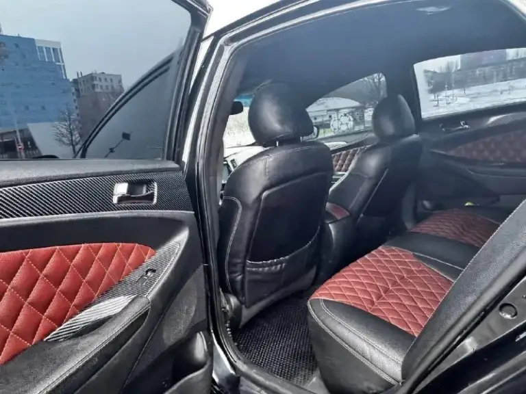 В продаже hyundai sonata 2011 года выпуска.

Автомобиль весь в родном окрасе! Морда в бронепленке. Много доработок по машине!

Мотор 2.0 турбо, новый на гарантии обкатку прошел работает отлично, не-очень троит и не дымит. Едет очень бодро! Коробка автомат, сделана капитала переключает без проблем, без пинков и рывков. Установлена хорошая музыка с сабом. 3 пары 20-х динамиков. Играет очень хорошо. Также установлены оригинальные r19 диски vossen перешитый салон в кожу. Крыша в чёрный замш.

Осмотр центр донецка

🔥Цена 980 ₽, возможен торг у автомобиля ! 🔥

☎️ +7 (949)0493582 +79896372576Макс - фотография - 9