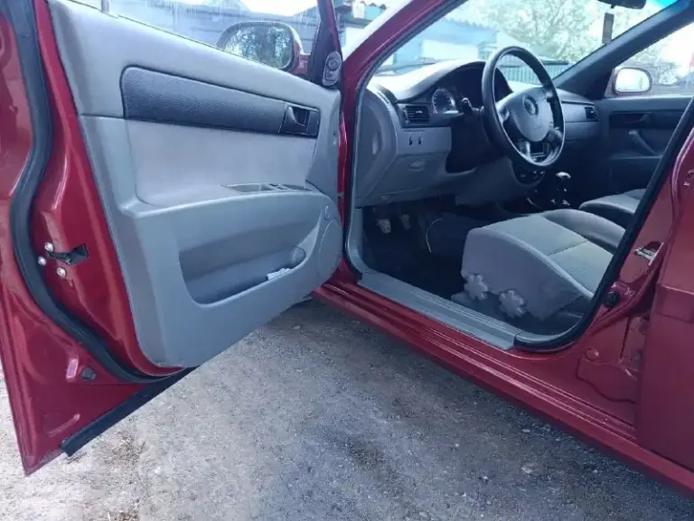 Chevrolet lacetti, 2008🚗
🐎Мкпп⚙
Двигатель обслужен не дымит, масло не ест⌛
Мкпп работает исправно, передачи не хрустят⏱
Сцепление новое, тормозные диски новые. Хорошее состояние кузова⛏
Птс оригинал✔
Ходовая мягкая⚾
1 Хозяин за все время эксрлуатации✅
Музыка, два ключа два брелка. Led освещение💎
Электро регулировка зеркал❗
2 Электро стеклоподъемника⚡
Дно в хорошем состоянии💥
Технически обслужена😐
Электрика без нареканий⚡
Цена 420 тыс торг‼
+79493609909 Обмен с вашей доп. Цена и состояние 🔥 - фотография - 5