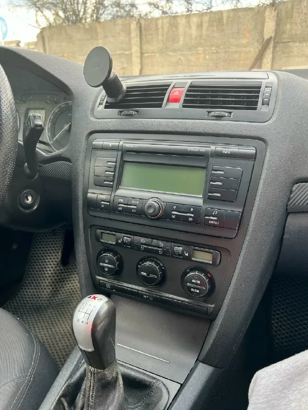 Продам skoda octavia a5, 2006 г. В. — 250 000 ₽ продаётся skoda octavia a5 2006 года, мотор 1.9 tdi (bkc), пробег 310 000 км. Машина с особенностями, продаю честно — без сюрпризов для покупателя. Что важно знать: • документы отсутствуют — на учёт поставить не получится, рассматривайте как донор запчастей, для закрытой территории или под проект • двигатель требует ремонта — нужна замена форсунок • по кузову есть царапины и вмятины из плюсов: • установлен полный привод — большая редкость для этого кузова, отдельная ценность • экономичный 1.9 tdi (bkc) — легендарный мотор, запчасти доступны • комплектная машина, всё на месте • отлично подойдёт на запчасти или проект для восстановления цена: 250 000 ₽. Торг возможен при осмотре, обмен не интересует. 📍 город: иловайск, днр 📞 телефон: +7 949 333-85-07 звоните, отвечу на все вопросы.
📞 Звоните: +7(949)3338507 - фотография - 3
