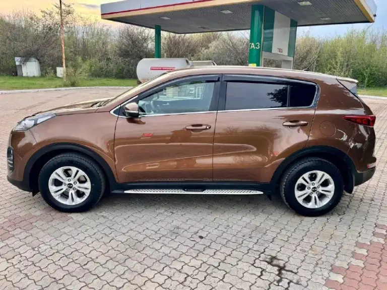 Kia sportage 2016 2.0 бензин
| 120 000 Км
Пробег родной
Автотека зелень выезжай на осмотр ☝️

Стильный и надёжный кроссовер в отличном состоянии. Машина ухоженная, обслуживалась вовремя, вложений не требует.

Кузов в хорошем состоянии, без дтп.
Был косметический окрас одной детали — задняя правая дверь (вторичный окрас 160–170 микрон, без шпаклёвки — всё честно).
Остальное все в родном окрасе

Двигатель 2.0 бензин — простой и надёжный, работает идеально.
Коробка и ходовая без нареканий — едет мягко, ничего не стучит.

Салон чистый, аккуратный, без износа.

Комплектация:
✔ Климат-контроль
✔ Подогрев сидений
✔ Led дневные ходовые огни
✔ Электропакет
✔ Литые диски
Отличный вариант для тех, кто ищет живой sportage реально машина хорошая кто ищет для себя целая без дтп родной окрас маленький пробег!!!

+79895435743
+79495095858
Возможен обмен
Возможно в кредит
Цена 1 650 000
Разумный торг реальному покупателю - фотография - 6
