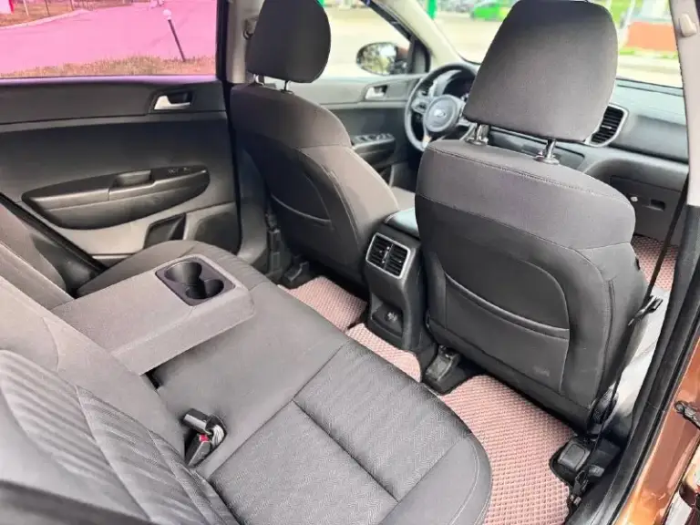 Kia sportage 2016 2.0 бензин | 120 000 км
Пробег родной
Автотека зелень выезжай на осмотр ☝️
Стильный и надёжный кроссовер в отличном состоянии. Машина ухоженная, обслуживалась вовремя, вложений не требует.
Кузов в хорошем состоянии, без дтп.
Был косметический окрас одной детали — задняя правая дверь (вторичный окрас 160–170 микрон, без шпаклёвки — всё честно).
Остальное все в родном окрасе
Двигатель 2.0 бензин — простой и надёжный, работает идеально.
Коробка и ходовая без нареканий — едет мягко, ничего не стучит.
Салон чистый, аккуратный, без износа.
Комплектация:
✔ Климат-контроль
✔ Подогрев сидений
✔ Led дневные ходовые огни
✔ Электропакет
✔ Литые диски
Дополнительно: установлены пороги и дефлектор капота.
Автомобиль выглядит так же хорошо, как и на фото — не стыдно показать.
Юридически чистый, без ограничений.
Отличный вариант для тех, кто ищет живой sportage без скрытых проблем.
+79895435743
+79495095858
Возм
📲 Tg: николай н а
📞 Звоните: +7(949)5095858 - фотография - 10