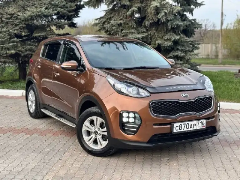 Kia sportage 2016 2.0 бензин | 120 000 км
Пробег родной
Автотека зелень выезжай на осмотр ☝️
Стильный и надёжный кроссовер в отличном состоянии. Машина ухоженная, обслуживалась вовремя, вложений не требует.
Кузов в хорошем состоянии, без дтп.
Был косметический окрас одной детали — задняя правая дверь (вторичный окрас 160–170 микрон, без шпаклёвки — всё честно).
Остальное все в родном окрасе
Двигатель 2.0 бензин — простой и надёжный, работает идеально.
Коробка и ходовая без нареканий — едет мягко, ничего не стучит.
Салон чистый, аккуратный, без износа.
Комплектация:
✔ Климат-контроль
✔ Подогрев сидений
✔ Led дневные ходовые огни
✔ Электропакет
✔ Литые диски
Дополнительно: установлены пороги и дефлектор капота.
Автомобиль выглядит так же хорошо, как и на фото — не стыдно показать.
Юридически чистый, без ограничений.
Отличный вариант для тех, кто ищет живой sportage без скрытых проблем.
+79895435743
+79495095858
Возм
📲 Tg: николай н а
📞 Звоните: +7(949)5095858 - фотография - 3