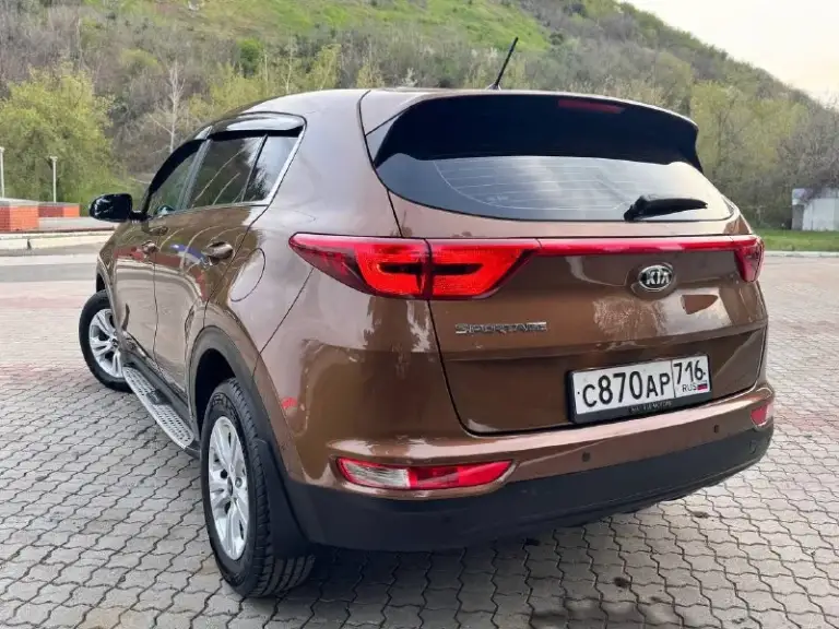 Kia sportage 2016 2.0 бензин | 120 000 км
Пробег родной
Автотека зелень выезжай на осмотр ☝️
Стильный и надёжный кроссовер в отличном состоянии. Машина ухоженная, обслуживалась вовремя, вложений не требует.
Кузов в хорошем состоянии, без дтп.
Был косметический окрас одной детали — задняя правая дверь (вторичный окрас 160–170 микрон, без шпаклёвки — всё честно).
Остальное все в родном окрасе
Двигатель 2.0 бензин — простой и надёжный, работает идеально.
Коробка и ходовая без нареканий — едет мягко, ничего не стучит.
Салон чистый, аккуратный, без износа.
Комплектация:
✔ Климат-контроль
✔ Подогрев сидений
✔ Led дневные ходовые огни
✔ Электропакет
✔ Литые диски
Дополнительно: установлены пороги и дефлектор капота.
Автомобиль выглядит так же хорошо, как и на фото — не стыдно показать.
Юридически чистый, без ограничений.
Отличный вариант для тех, кто ищет живой sportage без скрытых проблем.
+79895435743
+79495095858
Возм
📲 Tg: николай н а
📞 Звоните: +7(949)5095858 - фотография - 5