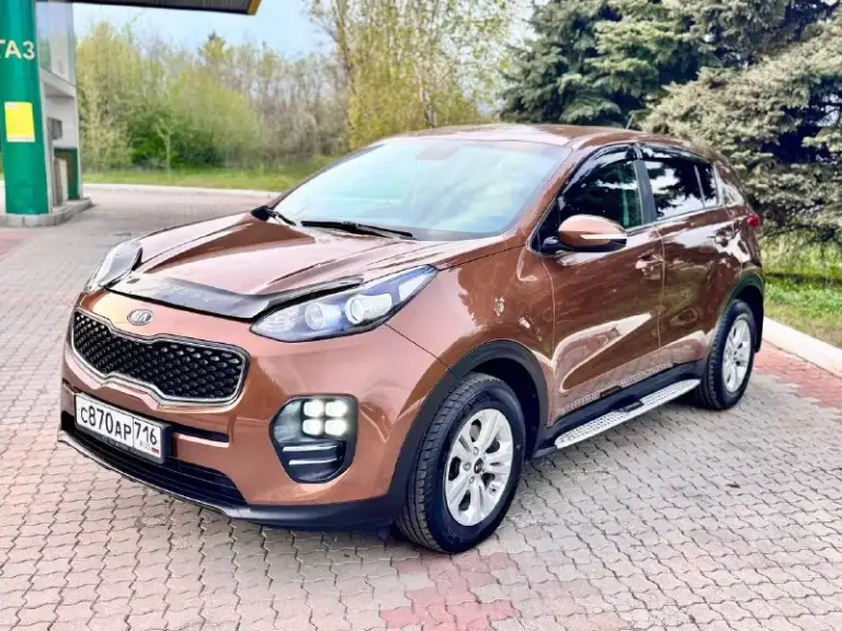 Kia sportage 2016 2.0 бензин | 120 000 км
Пробег родной
Автотека зелень выезжай на осмотр ☝️
Стильный и надёжный кроссовер в отличном состоянии. Машина ухоженная, обслуживалась вовремя, вложений не требует.
Кузов в хорошем состоянии, без дтп.
Был косметический окрас одной детали — задняя правая дверь (вторичный окрас 160–170 микрон, без шпаклёвки — всё честно).
Остальное все в родном окрасе
Двигатель 2.0 бензин — простой и надёжный, работает идеально.
Коробка и ходовая без нареканий — едет мягко, ничего не стучит.
Салон чистый, аккуратный, без износа.
Комплектация:
✔ Климат-контроль
✔ Подогрев сидений
✔ Led дневные ходовые огни
✔ Электропакет
✔ Литые диски
Дополнительно: установлены пороги и дефлектор капота.
Автомобиль выглядит так же хорошо, как и на фото — не стыдно показать.
Юридически чистый, без ограничений.
Отличный вариант для тех, кто ищет живой sportage без скрытых проблем.
+79895435743
+79495095858
Возм
📲 Tg: николай н а
📞 Звоните: +7(949)5095858 - фотография - 7