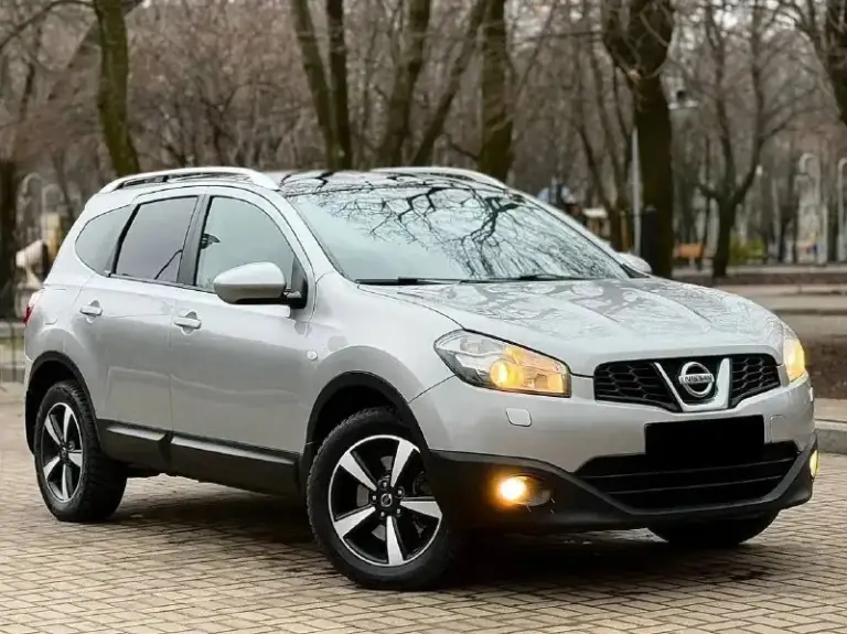 Срочно в связи с переездом продам nissan qashkai +2 с панорамной крышей. У машины было 3 владельца. Есть небольшой дефект крыла и фары (не критично, можно заменить ). Дефект на лобовом стекле (трещина, была куплена у прошлого хозяина уже с ней).
Пробег 194 т км.
Сопровождение в мрэо на постановку учета.
Во время производилась замена всех жидкостей и фильтров. В машине стоит аудиосистема фирмы bosses.
В подарок 2 комплекта резины на титановых дисках зима-лето.
Коробка акп (вариатор), камера заднего вида, автоматическое складывание зеркал, круиз контроль, климат контроль.

Отличный семейный вариант.
Донецк.
Цена 930 т руб. Хороший торг реальному покупателю у капота!
+79495967298 - фотография - 1