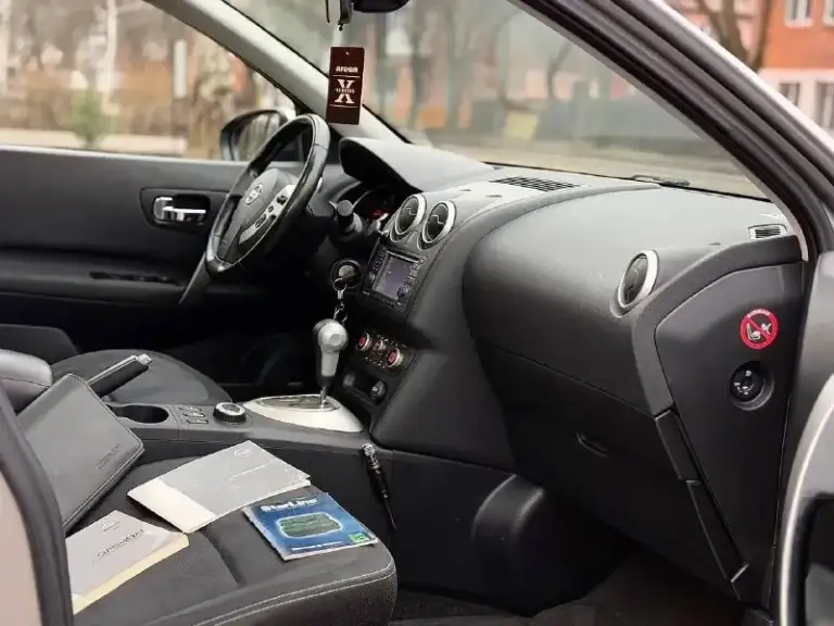 Срочно в связи с переездом продам nissan qashkai +2 с панорамной крышей. У машины было 3 владельца. Есть небольшой дефект крыла и фары (не критично, можно заменить ). Дефект на лобовом стекле (трещина, была куплена у прошлого хозяина уже с ней).
Пробег 194 т км.
Сопровождение в мрэо на постановку учета.
Во время производилась замена всех жидкостей и фильтров. В машине стоит аудиосистема фирмы bosses.
В подарок 2 комплекта резины на титановых дисках зима-лето.
Коробка акп (вариатор), камера заднего вида, автоматическое складывание зеркал, круиз контроль, климат контроль.

Отличный семейный вариант.
Донецк.
Цена 930 т руб. Хороший торг реальному покупателю у капота!
+79495967298 - фотография - 3