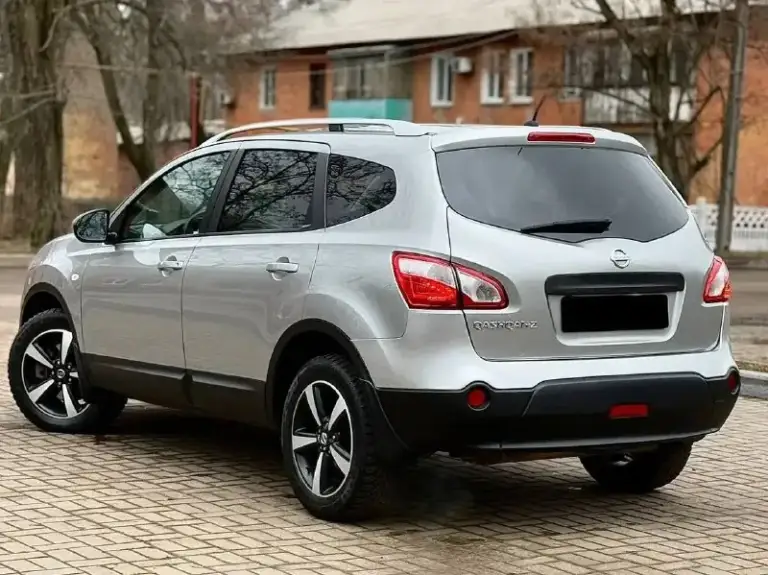 Срочно в связи с переездом продам nissan qashkai +2 с панорамной крышей. У машины было 3 владельца. Есть небольшой дефект крыла и фары (не критично, можно заменить ). Дефект на лобовом стекле (трещина, была куплена у прошлого хозяина уже с ней).
Пробег 194 т км.
Сопровождение в мрэо на постановку учета.
Во время производилась замена всех жидкостей и фильтров. В машине стоит аудиосистема фирмы bosses.
В подарок 2 комплекта резины на титановых дисках зима-лето.
Коробка акп (вариатор), камера заднего вида, автоматическое складывание зеркал, круиз контроль, климат контроль.

Отличный семейный вариант.
Донецк.
Цена 930 т руб. Хороший торг реальному покупателю у капота!
+79495967298 - фотография - 5