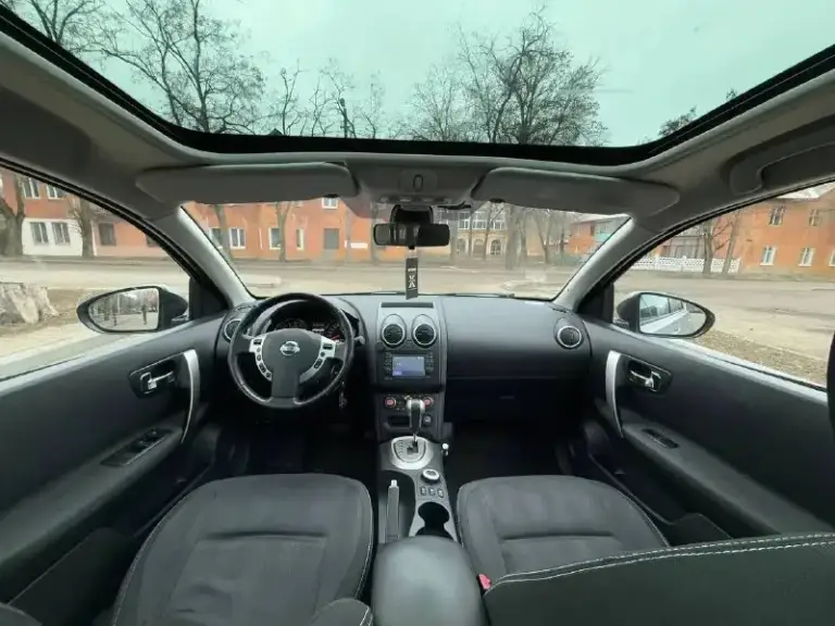 Срочно в связи с переездом продам nissan qashkai +2 с панорамной крышей. У машины было 3 владельца. Есть небольшой дефект крыла и фары (не критично, можно заменить ). Дефект на лобовом стекле (трещина, была куплена у прошлого хозяина уже с ней).
Пробег 194 т км.
Сопровождение в мрэо на постановку учета.
Во время производилась замена всех жидкостей и фильтров. В машине стоит аудиосистема фирмы bosses.
В подарок 2 комплекта резины на титановых дисках зима-лето.
Коробка акп (вариатор), камера заднего вида, автоматическое складывание зеркал, круиз контроль, климат контроль.

Отличный семейный вариант.
Донецк.
Цена 930 т руб. Хороший торг реальному покупателю у капота!
+79495967298 - фотография - 6
