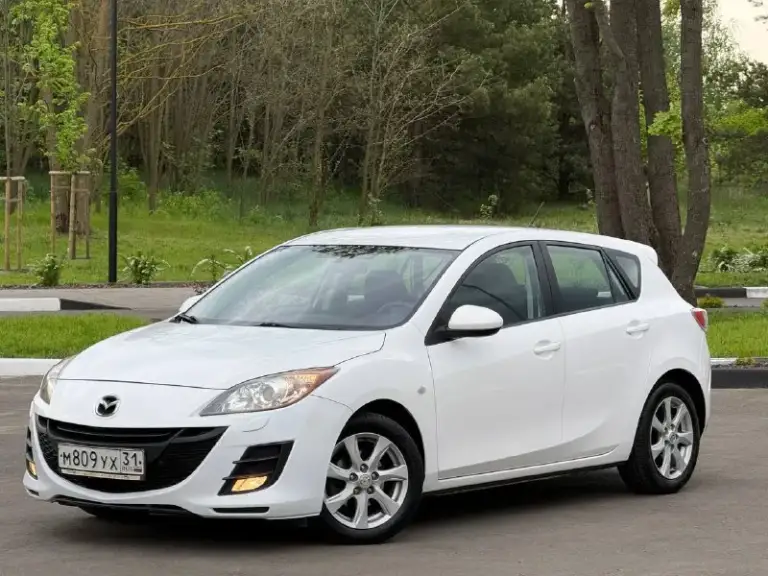 В продаже mazda 3, 2010 г. В, 1.6 л, 105 л. С, мкпп. Пробег : 201,800 км. Один собственник с 2010 г. Обслуживалась исключительно на дилере, есть отметки в сервисной книге. Цвет - crystal white pearl с “перламутровыми“ частицами, изменяет свой оттенок в зависимости от угла освещения.
Кузов без следов коррозии, соответствует фото. Москвы / питера не видела, весь период была в белгороде. Днище / пороги - на отлично. Арки и низа дверей целые. Двс работает едва слышно, никаких нареканий и ошибок. Мкпп на отлично. Салон сохранился достойно, сиденья как новые.
Комплектация - двухзонный климат с круизом, датчик дождя / света, мультируль, складывание зеркал, подогревы сидений, зеркал и лобового, штатный парктроник, омыватель оптики, линзы, датчики ebd, bas, abs, esp и прочие навороты. Стоит автозапуск, два родных ключа и т. Д и т. П.
Техосмотр пройден, авто готово к оформлению. Цена : 699,999 рублей. Рассрочки и обмена нет. Территориально находится в г макеевка (центр) контакты : +7(949)003-33-27, +7(979)028-27-27 мессенджер telegram и max есть на первом тел. - фотография - 2