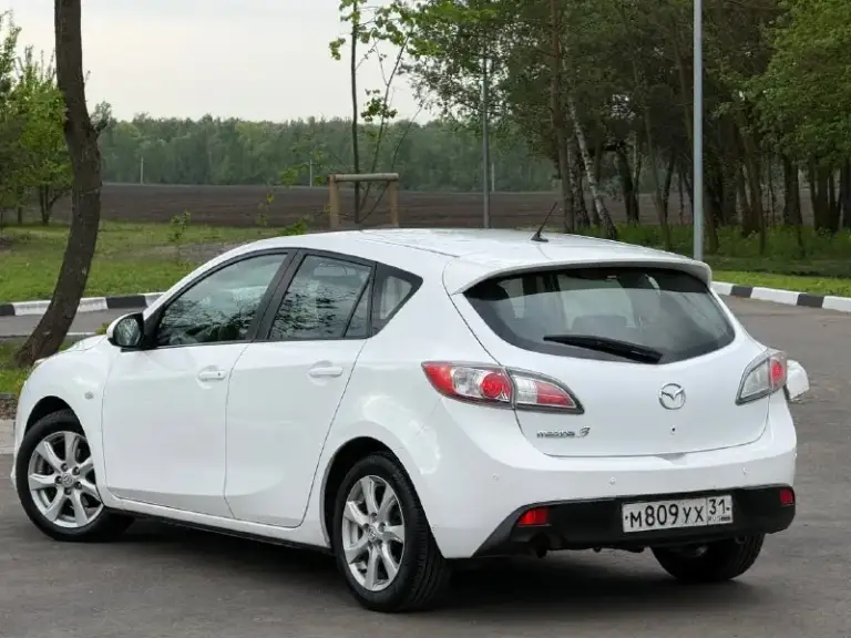 В продаже mazda 3, 2010 г. В, 1.6 л, 105 л. С, мкпп. Пробег : 201,800 км. Один собственник с 2010 г. Обслуживалась исключительно на дилере, есть отметки в сервисной книге. Цвет - crystal white pearl с “перламутровыми“ частицами, изменяет свой оттенок в зависимости от угла освещения.
Кузов без следов коррозии, соответствует фото. Москвы / питера не видела, весь период была в белгороде. Днище / пороги - на отлично. Арки и низа дверей целые. Двс работает едва слышно, никаких нареканий и ошибок. Мкпп на отлично. Салон сохранился достойно, сиденья как новые.
Комплектация - двухзонный климат с круизом, датчик дождя / света, мультируль, складывание зеркал, подогревы сидений, зеркал и лобового, штатный парктроник, омыватель оптики, линзы, датчики ebd, bas, abs, esp и прочие навороты. Стоит автозапуск, два родных ключа и т. Д и т. П.
Техосмотр пройден, авто готово к оформлению. Цена : 699,999 рублей. Рассрочки и обмена нет. Территориально находится в г макеевка (центр) контакты : +7(949)003-33-27, +7(979)028-27-27 мессенджер telegram и max есть на первом тел. - фотография - 3