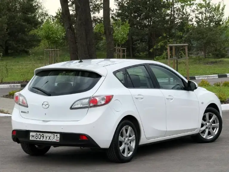 В продаже mazda 3, 2010 г. В, 1.6 л, 105 л. С, мкпп. Пробег : 201,800 км. Один собственник с 2010 г. Обслуживалась исключительно на дилере, есть отметки в сервисной книге. Цвет - crystal white pearl с “перламутровыми“ частицами, изменяет свой оттенок в зависимости от угла освещения.
Кузов без следов коррозии, соответствует фото. Москвы / питера не видела, весь период была в белгороде. Днище / пороги - на отлично. Арки и низа дверей целые. Двс работает едва слышно, никаких нареканий и ошибок. Мкпп на отлично. Салон сохранился достойно, сиденья как новые.
Комплектация - двухзонный климат с круизом, датчик дождя / света, мультируль, складывание зеркал, подогревы сидений, зеркал и лобового, штатный парктроник, омыватель оптики, линзы, датчики ebd, bas, abs, esp и прочие навороты. Стоит автозапуск, два родных ключа и т. Д и т. П.
Техосмотр пройден, авто готово к оформлению. Цена : 699,999 рублей. Рассрочки и обмена нет. Территориально находится в г макеевка (центр) контакты : +7(949)003-33-27, +7(979)028-27-27 мессенджер telegram и max есть на первом тел. - фотография - 6