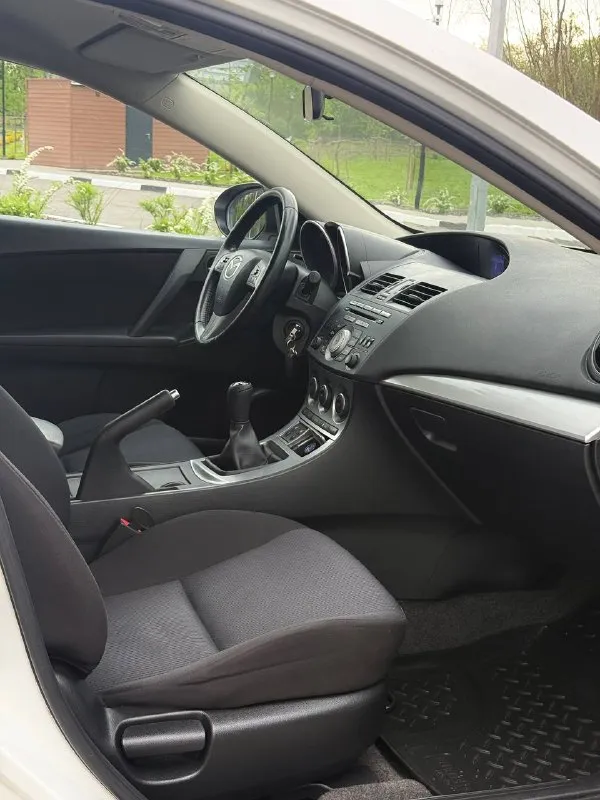 В продаже mazda 3, 2010 г. В, 1.6 л, 105 л. С, мкпп. Пробег : 201,800 км. Один собственник с 2010 г. Обслуживалась исключительно на дилере, есть отметки в сервисной книге. Цвет - crystal white pearl с “перламутровыми“ частицами, изменяет свой оттенок в зависимости от угла освещения.
Кузов без следов коррозии, соответствует фото. Москвы / питера не видела, весь период была в белгороде. Днище / пороги - на отлично. Арки и низа дверей целые. Двс работает едва слышно, никаких нареканий и ошибок. Мкпп на отлично. Салон сохранился достойно, сиденья как новые.
Комплектация - двухзонный климат с круизом, датчик дождя / света, мультируль, складывание зеркал, подогревы сидений, зеркал и лобового, штатный парктроник, омыватель оптики, линзы, датчики ebd, bas, abs, esp и прочие навороты. Стоит автозапуск, два родных ключа и т. Д и т. П.
Техосмотр пройден, авто готово к оформлению. Цена : 699,999 рублей. Рассрочки и обмена нет. Территориально находится в г макеевка (центр) контакты : +7(949)003-33-27, +7(979)028-27-27 мессенджер telegram и max есть на первом тел. - фотография - 7