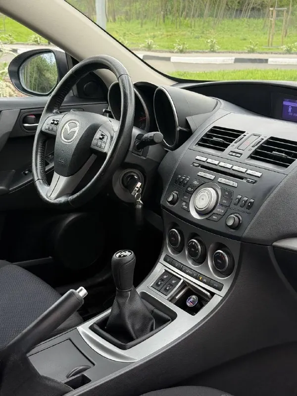 В продаже mazda 3, 2010 г. В, 1.6 л, 105 л. С, мкпп. Пробег : 201,800 км. Один собственник с 2010 г. Обслуживалась исключительно на дилере, есть отметки в сервисной книге. Цвет - crystal white pearl с “перламутровыми“ частицами, изменяет свой оттенок в зависимости от угла освещения.
Кузов без следов коррозии, соответствует фото. Москвы / питера не видела, весь период была в белгороде. Днище / пороги - на отлично. Арки и низа дверей целые. Двс работает едва слышно, никаких нареканий и ошибок. Мкпп на отлично. Салон сохранился достойно, сиденья как новые.
Комплектация - двухзонный климат с круизом, датчик дождя / света, мультируль, складывание зеркал, подогревы сидений, зеркал и лобового, штатный парктроник, омыватель оптики, линзы, датчики ebd, bas, abs, esp и прочие навороты. Стоит автозапуск, два родных ключа и т. Д и т. П.
Техосмотр пройден, авто готово к оформлению. Цена : 699,999 рублей. Рассрочки и обмена нет. Территориально находится в г макеевка (центр) контакты : +7(949)003-33-27, +7(979)028-27-27 мессенджер telegram и max есть на первом тел. - фотография - 8