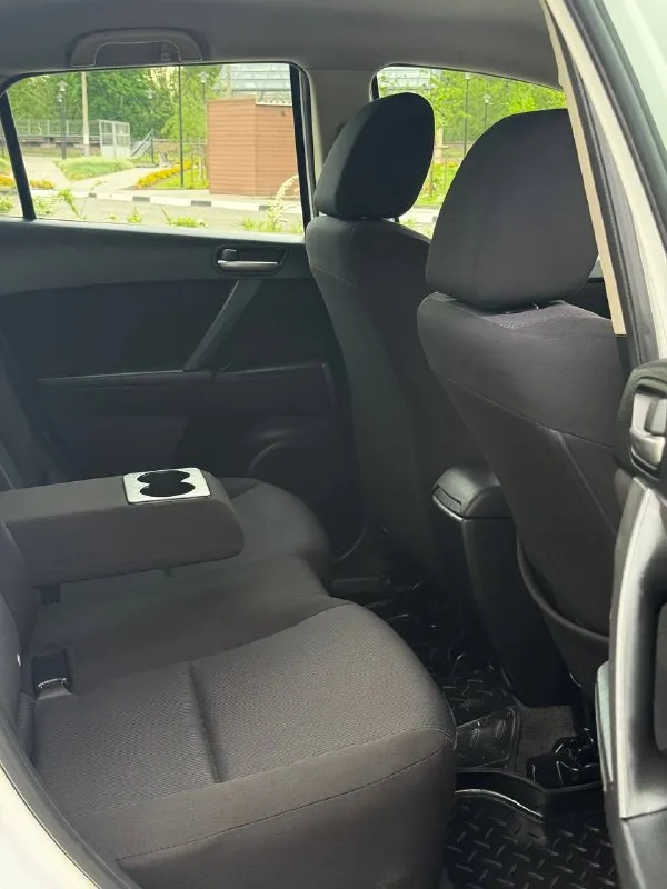 В продаже mazda 3, 2010 г. В, 1.6 л, 105 л. С, мкпп. Пробег : 201,800 км. Один собственник с 2010 г. Обслуживалась исключительно на дилере, есть отметки в сервисной книге. Цвет - crystal white pearl с “перламутровыми“ частицами, изменяет свой оттенок в зависимости от угла освещения.
Кузов без следов коррозии, соответствует фото. Москвы / питера не видела, весь период была в белгороде. Днище / пороги - на отлично. Арки и низа дверей целые. Двс работает едва слышно, никаких нареканий и ошибок. Мкпп на отлично. Салон сохранился достойно, сиденья как новые.
Комплектация - двухзонный климат с круизом, датчик дождя / света, мультируль, складывание зеркал, подогревы сидений, зеркал и лобового, штатный парктроник, омыватель оптики, линзы, датчики ebd, bas, abs, esp и прочие навороты. Стоит автозапуск, два родных ключа и т. Д и т. П.
Техосмотр пройден, авто готово к оформлению. Цена : 699,999 рублей. Рассрочки и обмена нет. Территориально находится в г макеевка (центр) контакты : +7(949)003-33-27, +7(979)028-27-27 мессенджер telegram и max есть на первом тел. - фотография - 9