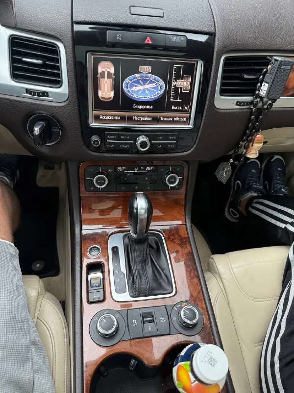 Продам volkswagen touareg 2010 года
Красивый и надежный автомобиль с бензиновым двигателем.

Пробег автомобиля 179000.
Авто в хорошем состоянии. 🚘
Дополнительные фото и вопросы в личное сообщение.

Цена 1🍋800💵 — возможен обмен на bmw или mercedes. Пишите в личный в личные сообщения ( @kotofeyka_mrpl ) станислав
Номера телефона +79495604654 - фотография - 6