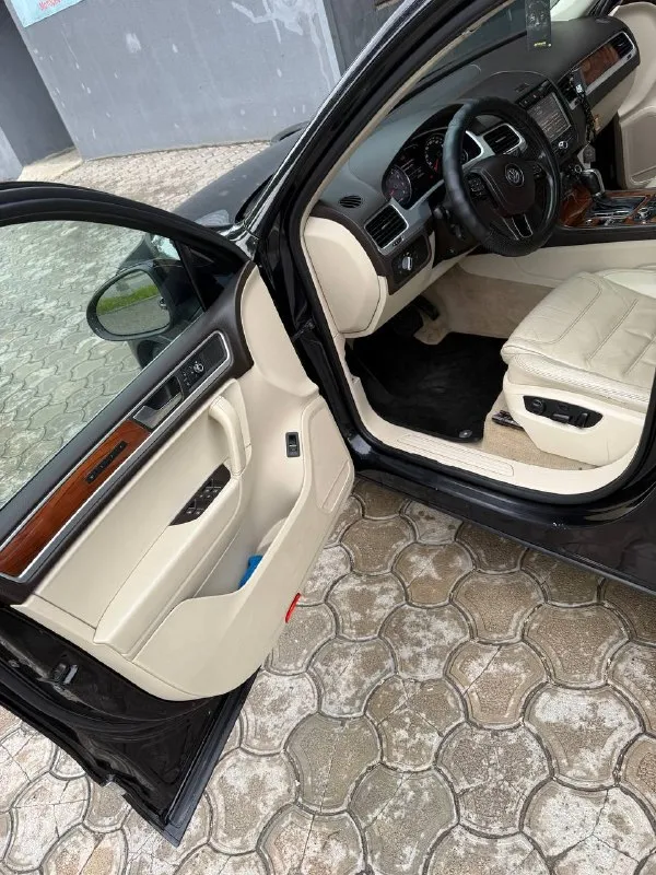 Продам volkswagen touareg 2010 года
Красивый и надежный автомобиль с бензиновым двигателем.

Пробег автомобиля 179000.
Авто в хорошем состоянии. 🚘
Дополнительные фото и вопросы в личное сообщение.

Цена 1🍋800💵 — возможен обмен на bmw или mercedes. Пишите в личный в личные сообщения ( @kotofeyka_mrpl ) станислав
Номера телефона +79495604654 - фотография - 7