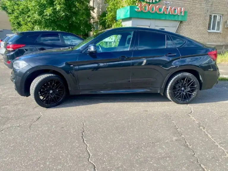 Продам свой bmw x6 f16 2016 года 40dx n57d30b / n57z в отличном состоянии. Автомобиль черного цвета, год выпуска - 2016. Пробег - 185 000 километров. Объем двигателя - 3 литра, мощность - 313 лошадиных сил. Тип двигателя - дизель, коробка передач - автоматическая, полный привод.
Машина находится в идеальном состоянии, полностью готова к эксплуатации. Не требует никаких дополнительных вложений.
Замена масла двс каждые 6000 км.
12000 Км назад было проведено большое то: заменены все жидкости, установлены вентилируемые тормозные диски с метало-керамическими колодками в круг, полностью заменена ходовая часть задняя и частично передняя.
Передний бампер, капот, передние крылья, фары, ручки дверей, частично крыша, задние арки в броне-пленки.
Gsm сигнализация с автозапуском (управление с телефона).
Установлен усиленный передний кардан.
Пробег родной!
Возможен обмен с вашей доплатой на renault arkana или duster свежего года на автомате
Цена: 4 200 000₽
Телефон: +7 (949) 506-28-86
📞 Звоните: +7(949)5062886 - фотография - 1