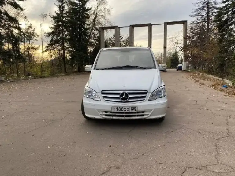 Продам mercedes vito 2007 год мотор 2,2 надёжный и не прихотливый машина семейная пассажир, в перевозках не была, кузов в достойном состоянии без рыжиков и гнили, салон чистый и ухоженный, мотор сухой работает хорошо, ходовая коробка работают отлично, авто обслужен, всё вопросы по телефону, цена 1.250₽ находиться в макеевке 79494936731,торг уместен заинтерисованным - фотография - 1
