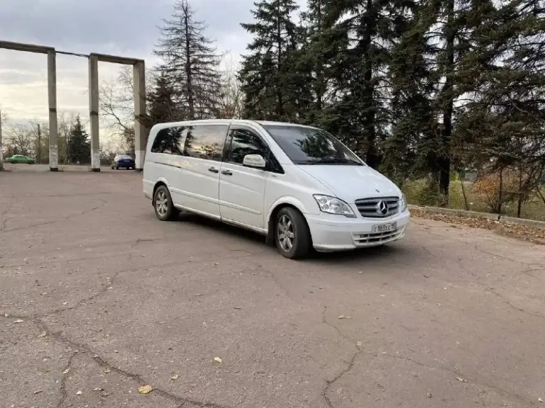 Продам mercedes vito 2007 год мотор 2,2 надёжный и не прихотливый машина семейная пассажир, в перевозках не была, кузов в достойном состоянии без рыжиков и гнили, салон чистый и ухоженный, мотор сухой работает хорошо, ходовая коробка работают отлично, авто обслужен, всё вопросы по телефону, цена 1.250₽ находиться в макеевке 79494936731,торг уместен заинтерисованным - фотография - 2