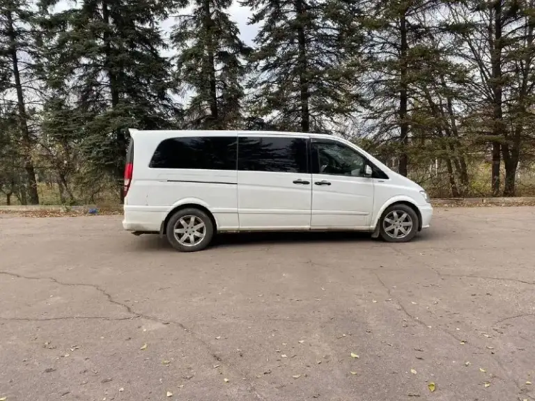 Продам mercedes vito 2007 год мотор 2,2 надёжный и не прихотливый машина семейная пассажир, в перевозках не была, кузов в достойном состоянии без рыжиков и гнили, салон чистый и ухоженный, мотор сухой работает хорошо, ходовая коробка работают отлично, авто обслужен, всё вопросы по телефону, цена 1.250₽ находиться в макеевке 79494936731,торг уместен заинтерисованным - фотография - 3