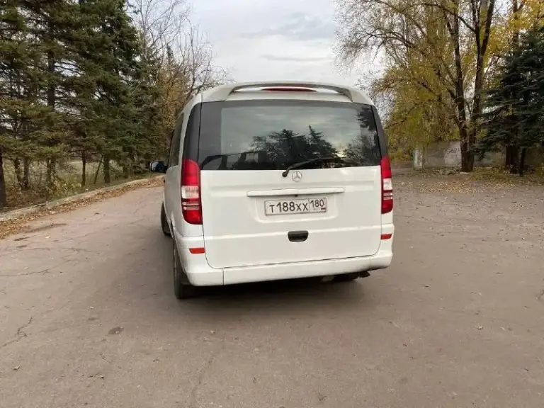 Продам mercedes vito 2007 год мотор 2,2 надёжный и не прихотливый машина семейная пассажир, в перевозках не была, кузов в достойном состоянии без рыжиков и гнили, салон чистый и ухоженный, мотор сухой работает хорошо, ходовая коробка работают отлично, авто обслужен, всё вопросы по телефону, цена 1.250₽ находиться в макеевке 79494936731,торг уместен заинтерисованным - фотография - 4