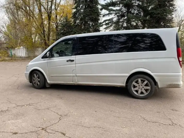 Продам mercedes vito 2007 год мотор 2,2 надёжный и не прихотливый машина семейная пассажир, в перевозках не была, кузов в достойном состоянии без рыжиков и гнили, салон чистый и ухоженный, мотор сухой работает хорошо, ходовая коробка работают отлично, авто обслужен, всё вопросы по телефону, цена 1.250₽ находиться в макеевке 79494936731,торг уместен заинтерисованным - фотография - 5