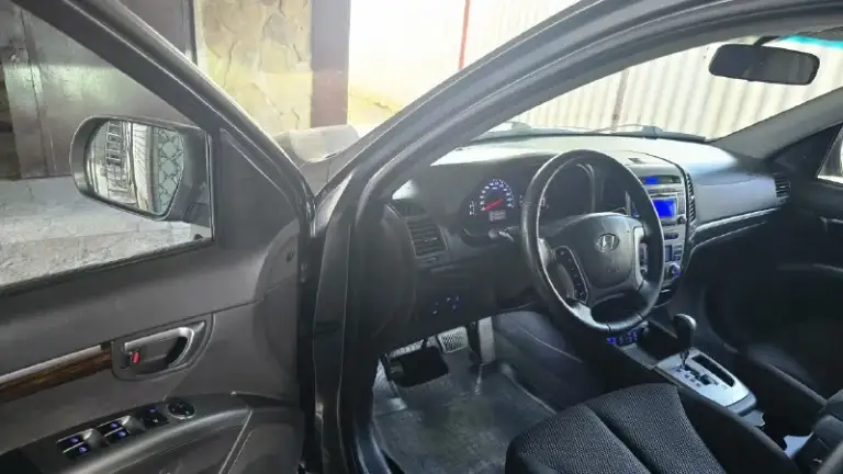 🌟 Продам хюндай санта-фе 🌟
🚗 Модель: hyundai santa fe
📅 Год выпуска: 2011
🌈 Цвет: металлик, глубокий серый
🛣️ Пробег: 220 000
💰 Цена: 1,150,000 руб. (торг уместен)
🔧 Технические характеристики:
• Двигатель: 2.4 л, 185 л. С.
• Коробка передач: автоматическая
• Привод: полный
🎉 Особенности:
• Просторный и комфортный салон
• Современная мультимедиа система
• Пакет безопасности: abs, esp, подушки безопасности
• Система кругового обзора
• Кожаный салон и подогрев сидений
🌍 Почему выбирают hyundai santa fe?
Hyundai santa fe — это идеальный выбор для семьи! Надежный, безопасный и экономичный внедорожник, который отлично подходит как для городских поездок, так и для путешествий по бездорожью.
📞 Звоните прямо сейчас!
Телефон: +7 949 330 33 32
📍 Место осмотра: г. Торез
Не упустите шанс стать владельцем этого замечательного автомобиля! 🚙✨
📞 🇷🇺 Звоните: +79493303332 - фотография - 8