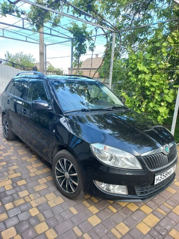 Продается skoda fabia универсал 2012г. Двигатель 1.2tsi, 105л. С. , бензин. Коробка механическая, привод передний. Климат контроль, круиз контроль, панорамный люк, обогрев передних сидений, мультируль, передние стекло подъёмники, противотуманные фары, литые диски  r15 с летней резиной yokohama, комплект зимней резины в сборе с дисками + один комплект новых дисков в подарок. 850000т. Александр т.79497184275
📲 Tg: оксана м.
📞 Звоните: +7(949)7184275 - фотография - 2