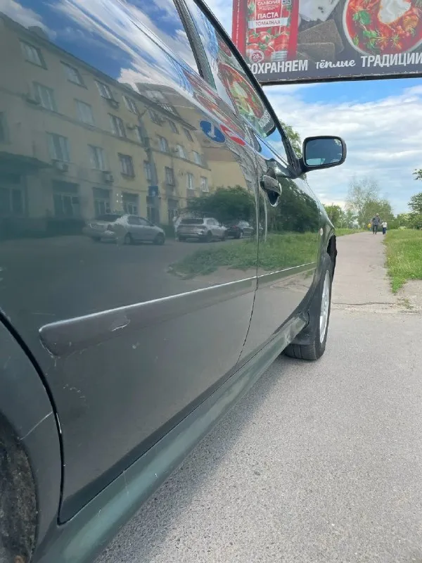 Продам skoda octavia tour 1.8 turbo 2004г. В автомобиль местный, не пригон был куплен в автосалоне "оптима"г. Донецк.1 собственник. В отличном состоянии если учитывать что машине 20лет. За все время эксплуатации автомобиля я 2 собственник. Большую часть простояла в теплом гараже. Автомобиль без дтп все стекла родные, лобовое заводское (целое)! Салон в идеальном состоянии, сиденья целые не порванные, делал химчистку год назад днище и пороги абсолютно целые без дыр и тд. Ходовая часть без посторонних звуков и без вложений. Двигатель бодрый, не дымит не троит, расход масла практически отсутствует от замены до замены от силы 500г уходит. Коробка механика 5-ти ступка, втыкается четко, кулиса не разбита, ничего не вылетает. Сцепление менялось 20тыс. Км назад (luk) хорошая комплектация: климат-контроль (работает, обслужен) усилитель руля (гур), центральный замок, электрорегулировка зеркал, обогрев зеркал, все электростеклоподъёмники, хорошая акустика, обогревы стекла, подушка б
📞 Звоните: +7(949)3834231 - фотография - 1