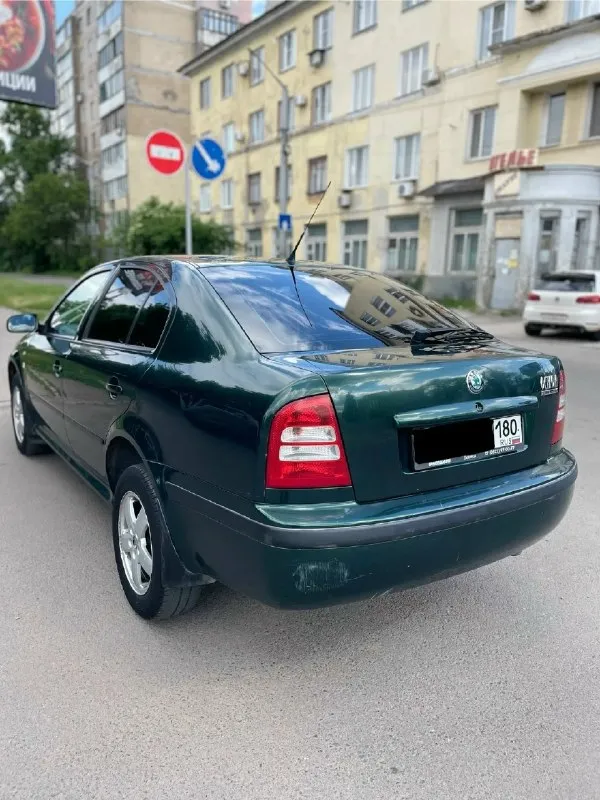 Продам skoda octavia tour 1.8 turbo 2004г. В автомобиль местный, не пригон был куплен в автосалоне "оптима"г. Донецк.1 собственник. В отличном состоянии если учитывать что машине 20лет. За все время эксплуатации автомобиля я 2 собственник. Большую часть простояла в теплом гараже. Автомобиль без дтп все стекла родные, лобовое заводское (целое)! Салон в идеальном состоянии, сиденья целые не порванные, делал химчистку год назад днище и пороги абсолютно целые без дыр и тд. Ходовая часть без посторонних звуков и без вложений. Двигатель бодрый, не дымит не троит, расход масла практически отсутствует от замены до замены от силы 500г уходит. Коробка механика 5-ти ступка, втыкается четко, кулиса не разбита, ничего не вылетает. Сцепление менялось 20тыс. Км назад (luk) хорошая комплектация: климат-контроль (работает, обслужен) усилитель руля (гур), центральный замок, электрорегулировка зеркал, обогрев зеркал, все электростеклоподъёмники, хорошая акустика, обогревы стекла, подушка б
📞 Звоните: +7(949)3834231 - фотография - 2