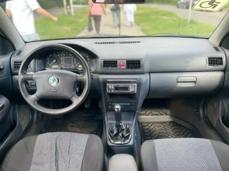 Продам skoda octavia tour 1.8 turbo 2004г. В автомобиль местный, не пригон был куплен в автосалоне "оптима"г. Донецк.1 собственник. В отличном состоянии если учитывать что машине 20лет. За все время эксплуатации автомобиля я 2 собственник. Большую часть простояла в теплом гараже. Автомобиль без дтп все стекла родные, лобовое заводское (целое)! Салон в идеальном состоянии, сиденья целые не порванные, делал химчистку год назад днище и пороги абсолютно целые без дыр и тд. Ходовая часть без посторонних звуков и без вложений. Двигатель бодрый, не дымит не троит, расход масла практически отсутствует от замены до замены от силы 500г уходит. Коробка механика 5-ти ступка, втыкается четко, кулиса не разбита, ничего не вылетает. Сцепление менялось 20тыс. Км назад (luk) хорошая комплектация: климат-контроль (работает, обслужен) усилитель руля (гур), центральный замок, электрорегулировка зеркал, обогрев зеркал, все электростеклоподъёмники, хорошая акустика, обогревы стекла, подушка б
📞 Звоните: +7(949)3834231 - фотография - 5