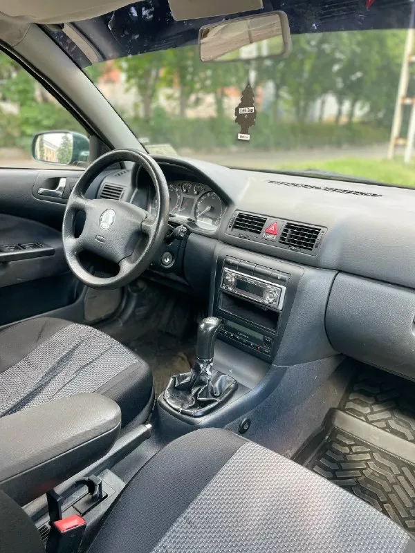 Продам skoda octavia tour 1.8 turbo 2004г. В автомобиль местный, не пригон был куплен в автосалоне "оптима"г. Донецк.1 собственник. В отличном состоянии если учитывать что машине 20лет. За все время эксплуатации автомобиля я 2 собственник. Большую часть простояла в теплом гараже. Автомобиль без дтп все стекла родные, лобовое заводское (целое)! Салон в идеальном состоянии, сиденья целые не порванные, делал химчистку год назад днище и пороги абсолютно целые без дыр и тд. Ходовая часть без посторонних звуков и без вложений. Двигатель бодрый, не дымит не троит, расход масла практически отсутствует от замены до замены от силы 500г уходит. Коробка механика 5-ти ступка, втыкается четко, кулиса не разбита, ничего не вылетает. Сцепление менялось 20тыс. Км назад (luk) хорошая комплектация: климат-контроль (работает, обслужен) усилитель руля (гур), центральный замок, электрорегулировка зеркал, обогрев зеркал, все электростеклоподъёмники, хорошая акустика, обогревы стекла, подушка б
📞 Звоните: +7(949)3834231 - фотография - 6