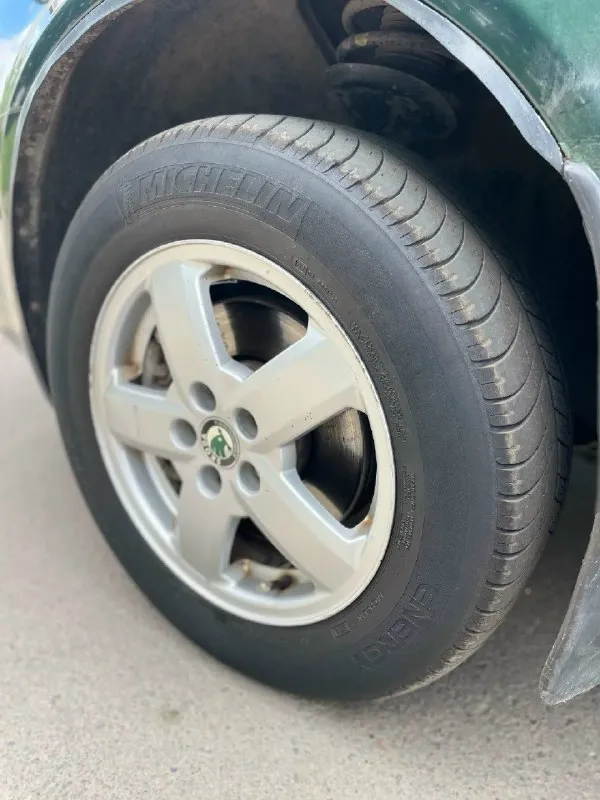 Продам skoda octavia tour 1.8 turbo 2004г. В автомобиль местный, не пригон был куплен в автосалоне "оптима"г. Донецк.1 собственник. В отличном состоянии если учитывать что машине 20лет. За все время эксплуатации автомобиля я 2 собственник. Большую часть простояла в теплом гараже. Автомобиль без дтп все стекла родные, лобовое заводское (целое)! Салон в идеальном состоянии, сиденья целые не порванные, делал химчистку год назад днище и пороги абсолютно целые без дыр и тд. Ходовая часть без посторонних звуков и без вложений. Двигатель бодрый, не дымит не троит, расход масла практически отсутствует от замены до замены от силы 500г уходит. Коробка механика 5-ти ступка, втыкается четко, кулиса не разбита, ничего не вылетает. Сцепление менялось 20тыс. Км назад (luk) хорошая комплектация: климат-контроль (работает, обслужен) усилитель руля (гур), центральный замок, электрорегулировка зеркал, обогрев зеркал, все электростеклоподъёмники, хорошая акустика, обогревы стекла, подушка б
📞 Звоните: +7(949)3834231 - фотография - 7