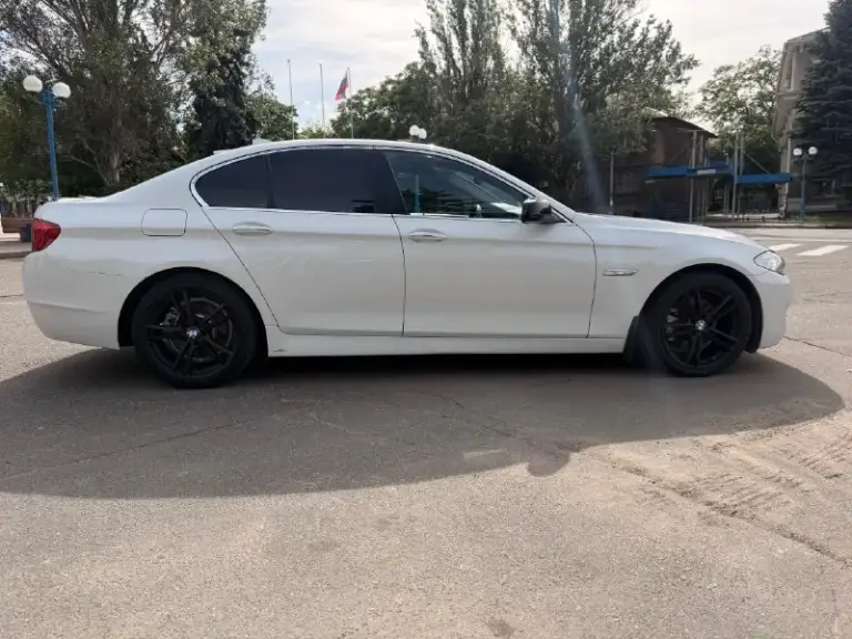 ❗️Продам bmw f10 520i (бмв ф10)❗️
✅Пробег-182000тыс. Км. Родной
❗️⚠️Главное преимущество: двигатель 2.0 литра после полного ремонта, находится на обкатке – практически новый агрегат! Вам не придется беспокоиться о дорогостоящем ремонте. Не контрактный.
Состояние:
✅Кузов: отличное состояние, без дтп, лакокрасочное покрытие с хорошем состоянии(есть пару сколов на капоте). Весь в родне, любые проверки
Стоят свежие диски r19 на летней резине.
✅Салон: роскошный кожаный салон в идеальном состоянии, как новый. Никаких потертостей или повреждений. Дополнительно установлена android магнитола с car play и bluetooth.
✅Двигатель: 2.0 л, бензин, после капитального ремонта, на обкатке. Потенциал нового мотора.
Поменяно масло в акпп, антифриз, тормозная жидкость, климат заправлен.
✅Ходовая часть: в идеальном рабочем состоянии. Никаких посторонних звуков, автомобиль едет плавно и уверенно.
2.100.000 Руб.
+79787297087 - фотография - 4