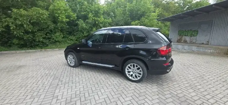 Продам bmw х5 е70 3.0 бензин на 306 л. С 2011г рестайлинг комплектация:чёрный салон, электро зеркала, электро багажник, электро руль, подогрев руля и все сиденья, панорама, проекция на лобовое салон ухоженный два комплекта резины зима, лето два ключа любые проверки на сто за ваш счёт приветствуются кто приедет смотреть авто будет сам удивлён машина в очень хорошем состоянии цена 2🍋 торг будет возле капота. Номер для связи +79497548410 на этом номере и телеграмм. +7 989 725-87-92 макс донецк, макеевка
📞 Звоните: +7(949)7548410 - фотография - 5
