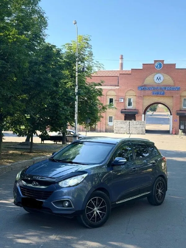 💥 Hyundai ix35 2012 год, в родном окрасе!
Мотор 2.0 в отличном состоянии.
Надежный автомат, полный привод 🔥

Автомобиль ухожен, едет уверенно, все узлы работают без нареканий. Салон в очень достойном состоянии. Машина без вложений и проблем.

📍Осмотр: г. Донецк
🔄 Возможен обмен
💳 Возможна продажа в кредит
💰 Цена: 1 060 000 ₽

☎ +7 949 742-53-98
☎ +7 949 374-95-82
📞 🇷🇺 Звоните: +79497425398 - фотография - 1