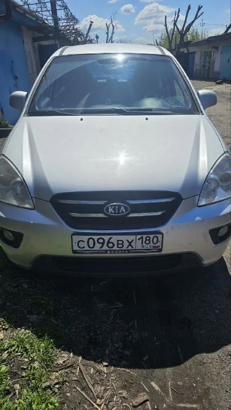 Kia carens 2008 г.
Продаётся семейный 7 местеый автомобиль в идеальном состоянии.
Пробег: 260к
Ходовая не гримит не стучит мягко едет!
#   2.0Л шепчит без требований!
Кузов без ржавчинки и сколов!
Днище целое без ржавчины и гнили!
Я хозяин переоформление без проблем.
Нюанс по лобовому стеклу трещина с правой стороны из за этого не работает подогрев стекла.
Установлен 9 дюймовый многофункциональный манитор с возможностью управлять голосом.
Установлены доводчики стёкл.
Установлен газ (вписан).
Салом чистый ухоженный в такси не работала.
Вся электроника работает исправно без нареканий.
Цена 750 000р. (торг у копота)
Руслан +79494623070
Цена авто оргументируется идеальным состоянием! И чистыми документами!
📲 Tg: andrei semenchenko
📞 Звоните: +7(949)4623070 - фотография - 1