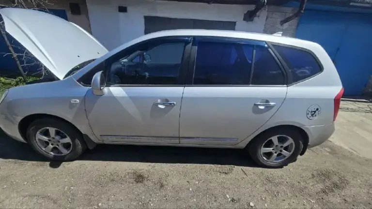 Kia carens 2008 г.
Продаётся семейный 7 местеый автомобиль в идеальном состоянии.
Пробег: 260к
Ходовая не гримит не стучит мягко едет!
#   2.0Л шепчит без требований!
Кузов без ржавчинки и сколов!
Днище целое без ржавчины и гнили!
Я хозяин переоформление без проблем.
Нюанс по лобовому стеклу трещина с правой стороны из за этого не работает подогрев стекла.
Установлен 9 дюймовый многофункциональный манитор с возможностью управлять голосом.
Установлены доводчики стёкл.
Установлен газ (вписан).
Салом чистый ухоженный в такси не работала.
Вся электроника работает исправно без нареканий.
Цена 750 000р. (торг у копота)
Руслан +79494623070
Цена авто оргументируется идеальным состоянием! И чистыми документами!
📲 Tg: andrei semenchenko
📞 Звоните: +7(949)4623070 - фотография - 2