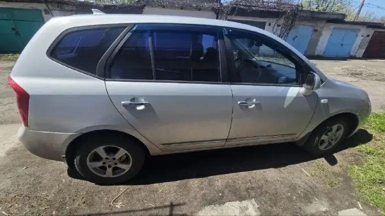 Kia carens 2008 г.
Продаётся семейный 7 местеый автомобиль в идеальном состоянии.
Пробег: 260к
Ходовая не гримит не стучит мягко едет!
#   2.0Л шепчит без требований!
Кузов без ржавчинки и сколов!
Днище целое без ржавчины и гнили!
Я хозяин переоформление без проблем.
Нюанс по лобовому стеклу трещина с правой стороны из за этого не работает подогрев стекла.
Установлен 9 дюймовый многофункциональный манитор с возможностью управлять голосом.
Установлены доводчики стёкл.
Установлен газ (вписан).
Салом чистый ухоженный в такси не работала.
Вся электроника работает исправно без нареканий.
Цена 750 000р. (торг у копота)
Руслан +79494623070
Цена авто оргументируется идеальным состоянием! И чистыми документами!
📲 Tg: andrei semenchenko
📞 Звоните: +7(949)4623070 - фотография - 3