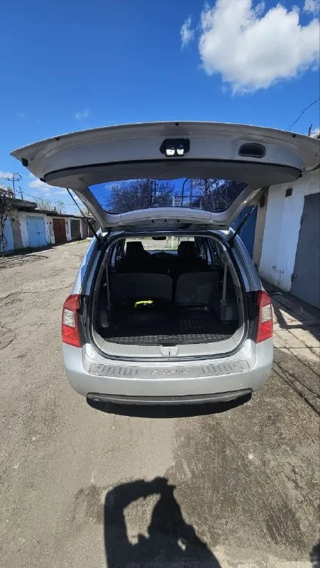 Kia carens 2008 г.
Продаётся семейный 7 местеый автомобиль в идеальном состоянии.
Пробег: 260к
Ходовая не гримит не стучит мягко едет!
#   2.0Л шепчит без требований!
Кузов без ржавчинки и сколов!
Днище целое без ржавчины и гнили!
Я хозяин переоформление без проблем.
Нюанс по лобовому стеклу трещина с правой стороны из за этого не работает подогрев стекла.
Установлен 9 дюймовый многофункциональный манитор с возможностью управлять голосом.
Установлены доводчики стёкл.
Установлен газ (вписан).
Салом чистый ухоженный в такси не работала.
Вся электроника работает исправно без нареканий.
Цена 750 000р. (торг у копота)
Руслан +79494623070
Цена авто оргументируется идеальным состоянием! И чистыми документами!
📲 Tg: andrei semenchenko
📞 Звоните: +7(949)4623070 - фотография - 5