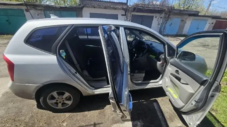 Kia carens 2008 г.
Продаётся семейный 7 местеый автомобиль в идеальном состоянии.
Пробег: 260к
Ходовая не гримит не стучит мягко едет!
#   2.0Л шепчит без требований!
Кузов без ржавчинки и сколов!
Днище целое без ржавчины и гнили!
Я хозяин переоформление без проблем.
Нюанс по лобовому стеклу трещина с правой стороны из за этого не работает подогрев стекла.
Установлен 9 дюймовый многофункциональный манитор с возможностью управлять голосом.
Установлены доводчики стёкл.
Установлен газ (вписан).
Салом чистый ухоженный в такси не работала.
Вся электроника работает исправно без нареканий.
Цена 750 000р. (торг у копота)
Руслан +79494623070
Цена авто оргументируется идеальным состоянием! И чистыми документами!
📲 Tg: andrei semenchenko
📞 Звоните: +7(949)4623070 - фотография - 6